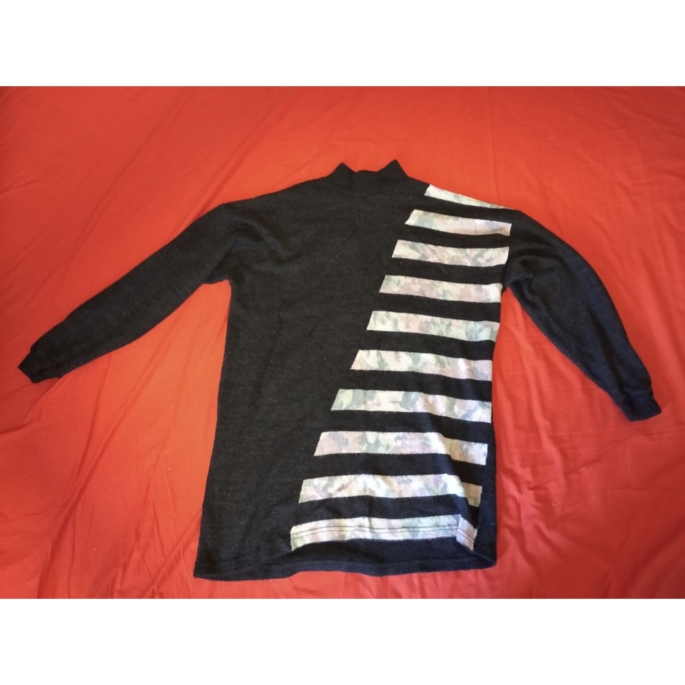 Sweater Women's Gray EUC Diagonal Stripe Floral